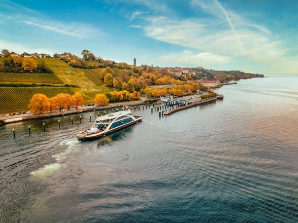 Vom Wasser aus lassen sich die herbstlichen Ufer des Bodensees besonders genussvoll entdecken.