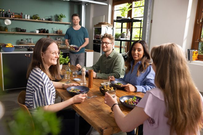 In einer großen Runde mit Familie und Freunden macht das Entdecken der Veggie-Küche noch mehr Spaß.