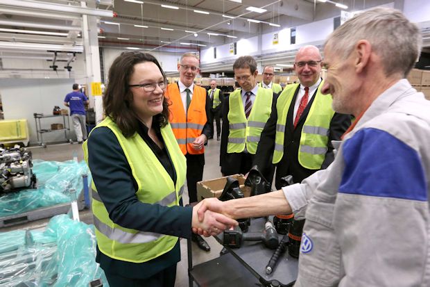 Der inkludierte Logistik-Mitarbeiter Peter Kaiser begrüßt Bundesarbeitsministerin Andrea Nahles.