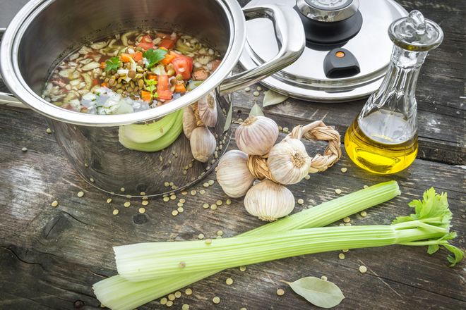 Der mediterrane Linseneintopf ist mit dem Dampfgardeckel schnell und vitaminschonend zubereitet.