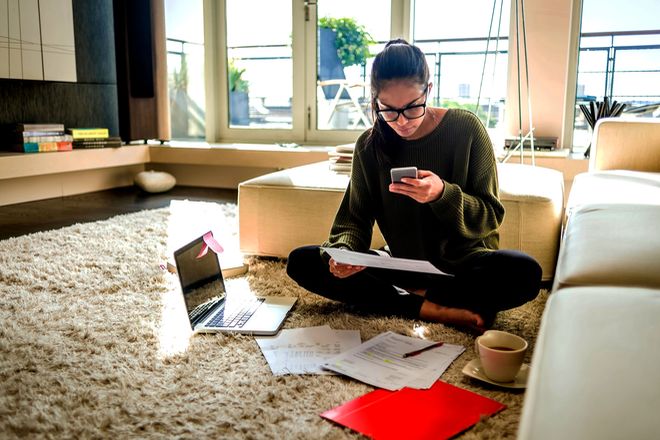 Jetzt kaufen, sp&auml;ter zahlen: Derartige Angebote klingen auf den ersten Blick verlockend. Allerdings k&ouml;nnen auch kleine Raten schleichend in eine &Uuml;berschuldung m&uuml;nden.