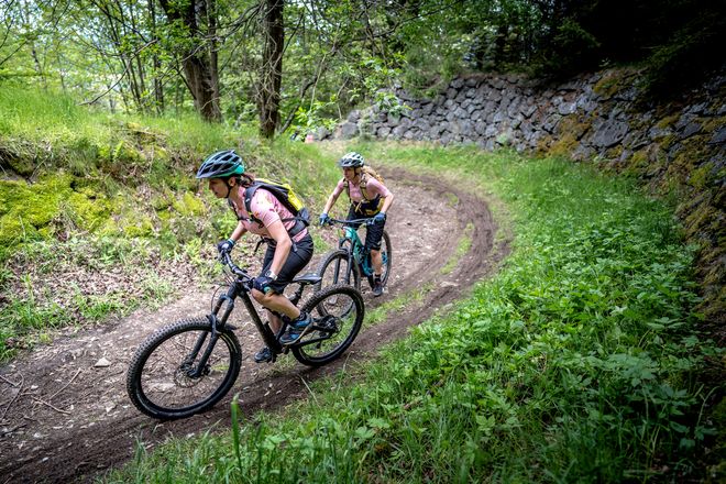 Bike-Abenteuer im Erzgebirge: Ein Teil der Strecke führt über die alte Bobbahn am Pöhlberg.