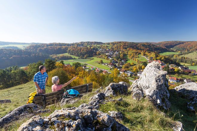 Schroffe Kalksteinformationen erinnern Wanderer daran, dass in der Mittelgebirgslandschaft des Bayerischen Jura einst ein Meer wogte.