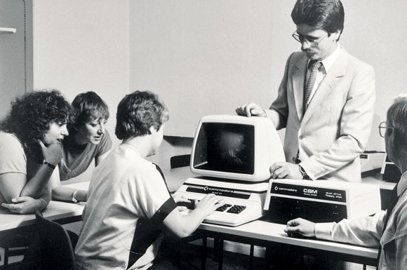 Obwohl es so aussieht, ist es noch gar nicht so lange her, dass man an solchen Computern seine Grundkenntnisse in MS-Office erwerben durfte.