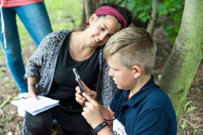Naturerlebnis und Smartphone, kann das zusammenpassen? Bei modernen Schnitzeljagden für die ganze Familie in jedem Fall.