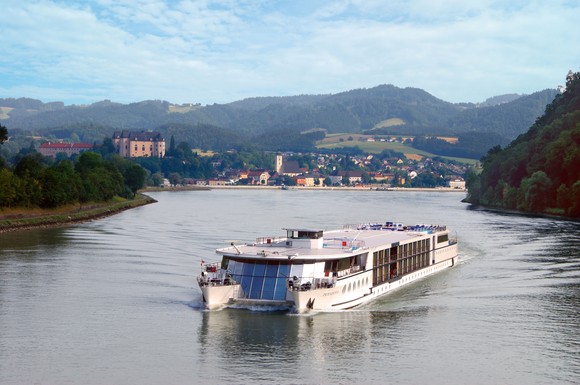 Bei einer Flusskreuzfahrt eröffnen sich immer wieder weite Blicke auf Landschaften und Städte.