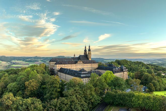In der Umgebung der Stadt ist unter anderem das Kloster Banz einen Besuch wert.