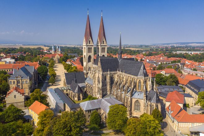 Rund um den Halberstädter Dom führen digitale Rundgänge in die Geschichte der alten Bischofsstadt.