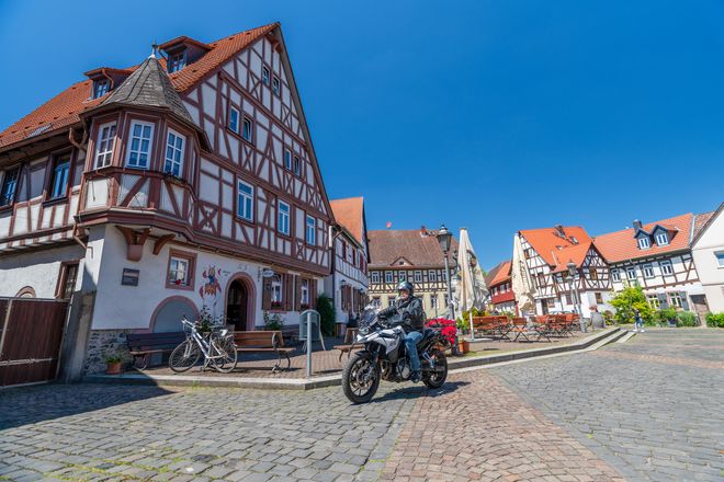 Unterwegs auf der Deutschen Fachwerkstraße: Auch mit dem Motorrad kann man auf den Spuren der Vergangenheit unterwegs sein, wie hier im hessischen Hanau-Steinheim.
