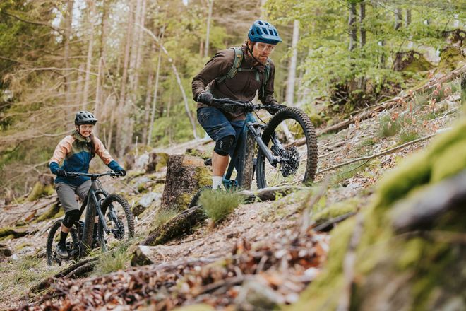 Aktiv etwas gegen den Winterblues tun und gleichzeitig die Fitness verbessern: Das geht mit dem E-Bike besonders gut.