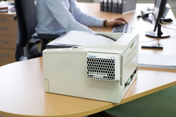 Drucker stoßen Feinstaub und Nanopartikel aus, die ein Büro stark belasten können. Abhilfe schaffen Spezialfilter mit einer elektrostatisch geladenen Wabenstruktur.
