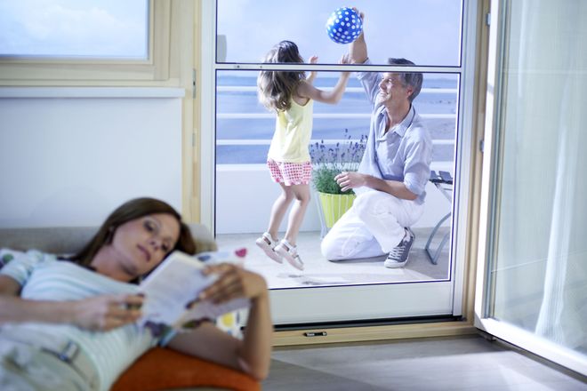 Die Pollen bleiben draußen: Spezielle Schutzgewebe für Fenster und Türen schützen vor Allergenen.