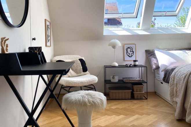 Mit einer freundlichen Einrichtung und viel Tageslicht wirkt das Gästezimmer im Obergeschoss gleich viel behaglicher.
