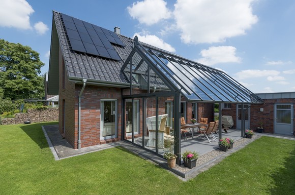 Interessanter architektonischer Akzent: Eine als Satteldach ausgeführte Überdachung. Das Seitenteil schützt vor Wind und einfallendem Regen.
