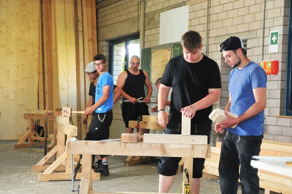 Vom Dach bis zur Fassadenbekleidung decken die Handwerker ein breites Tätigkeitsspektrum ab.