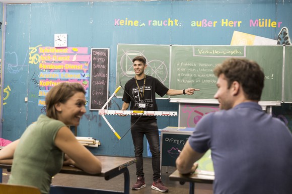 Und gleich kommt Zeki Müller ins Klassenzimmer: Die Filmkulisse vermittelt hautnah die Atmosphäre der Blockbuster-Trilogie "Fack ju Göhte".