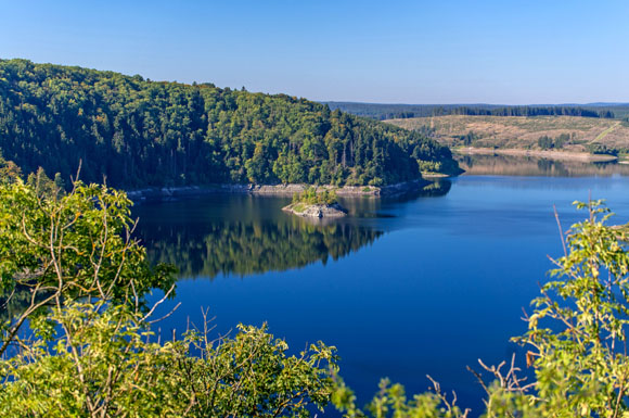 Vom Aussichtspunkt Rotestein im Oberharz reicht der Blick weit über Stauseen und bewaldete Höhen.