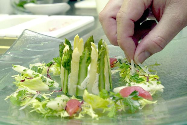 Spargel ist kalorienarm, reich an wertvollen Vitaminen und Mineralstoffen und hat eine entschlackende Wirkung.