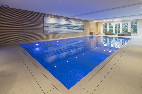 Eine überdachte, private Schwimmhalle macht unabhängig von den Launen der Natur und ermöglicht ein ganzjähriges Sport- und Wellnessvergnügen.