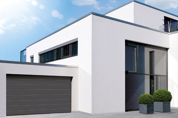 Optisch aus einem Guss: Garagentore lassen sich in Design, Farbe und Oberfläche heute optimal an das Erscheinungsbild der Fassade anpassen.