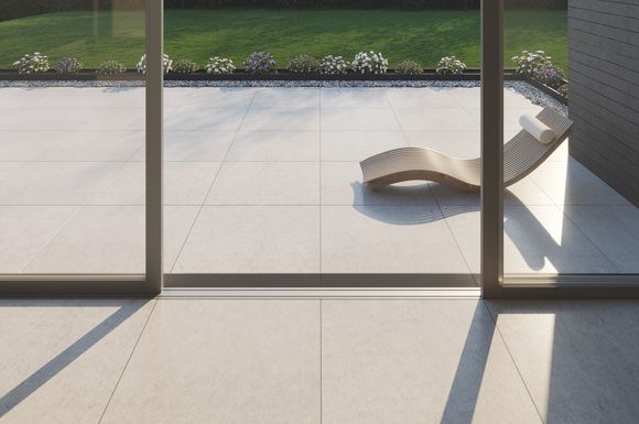 Wohnzimmer und Terrasse gehen in der modernen Architektur fließend ineinander über. Gefragt sind hier bauliche Lösungen, die Wasserschäden wirksam vermeiden.