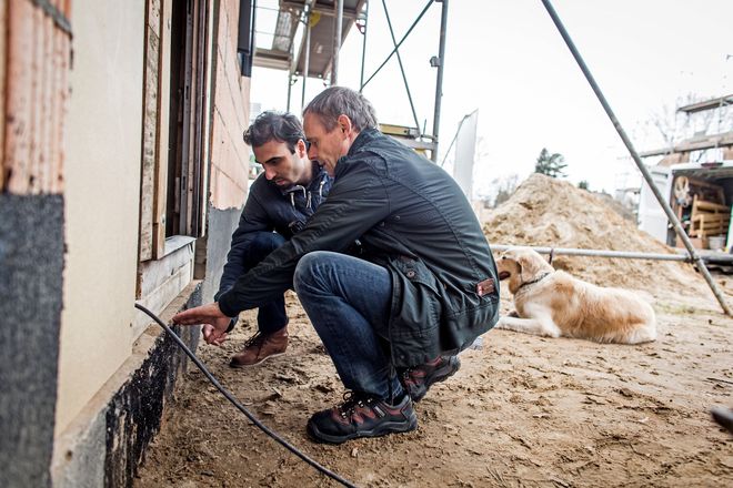 Wer bereits beim Bauen an Barrierefreiheit beispielsweise bei den Hauszugängen denkt, hat es später einfacher, das Haus an altersgerechte Bedürfnisse anzupassen.