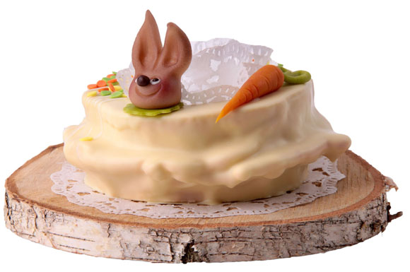 Mit einer Garnitur aus Marzipanhäschen und -möhrchen erobert der Baumkuchen die österliche Kaffeetafel.