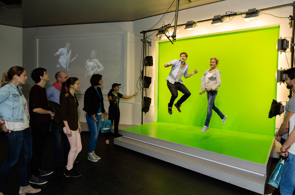 Im Visual-Effect-Studio kann man sein Talent als Schauspieler vor laufender Kamera gleich einmal selbst testen.