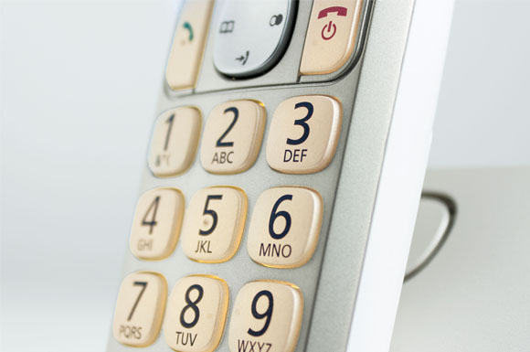 Große Tasten und eine gut ablesbare Beschriftung tragen bei Telefonen zu einer einfachen Bedienbarkeit bei.