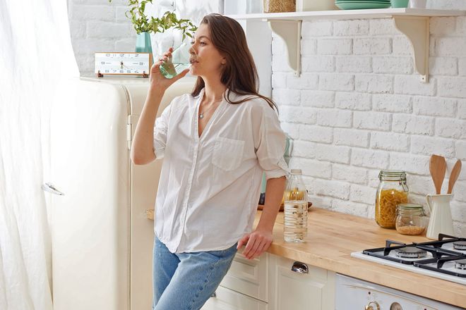 Ausreichend Flüssigkeit aufzunehmen, vor allem Wasser, ist beim Fasten unerlässlich.