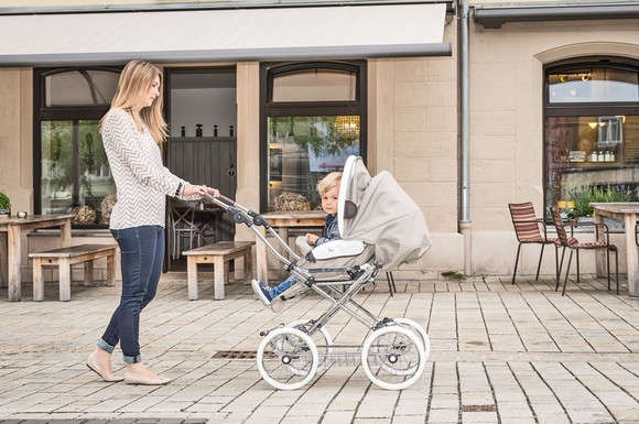 Elegante Hartgummireifen am Kinderwagen sind zwar weniger strapazierfähig als Luftreifen, müssen aber nicht aufgepumpt werden.