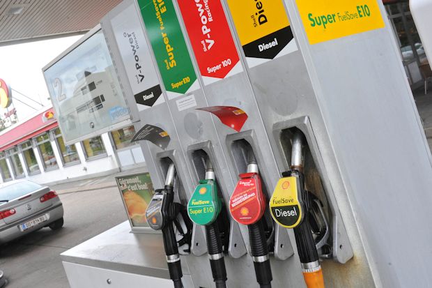 Im Februar wurden Super- und Dieselkraftstoff pro Liter um rund fünf Cent teurer. Autofahrer mussten im Vergleich zum Januar rund 13 Euro mehr zahlen.