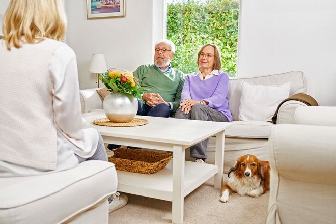 Die Beratungseins&auml;tze bei Pflegegeldbezug sichern Betroffenen den regelm&auml;&szlig;igen Kontakt mit Fachpersonen, um Fragen und Probleme zu kl&auml;ren.