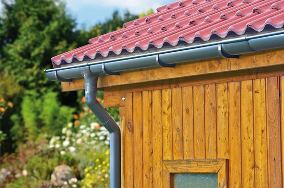 Für alle Launen der Natur gerüstet: Kunststoff-Dachrinnen führen Niederschläge sicher ab und sind in vielen Farben erhältlich, passend zum persönlichen Geschmack und der Architektur des Eigenheims.