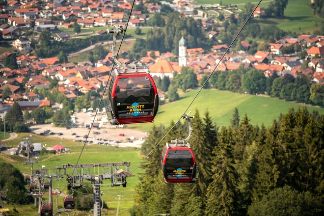 Mit der Alpspitzbahn schweben die Ausflügler auf den Hausberg Nesselwangs.