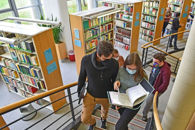 Wer im Dienst der Bundesrepublik Deutschland arbeiten möchte, braucht ein solides Grundlagenwissen.