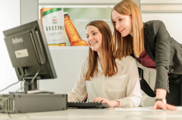 Der klassische Weg zur Kauffrau und zum Kaufmann für Marketingkommunikation ist die duale Ausbildung.