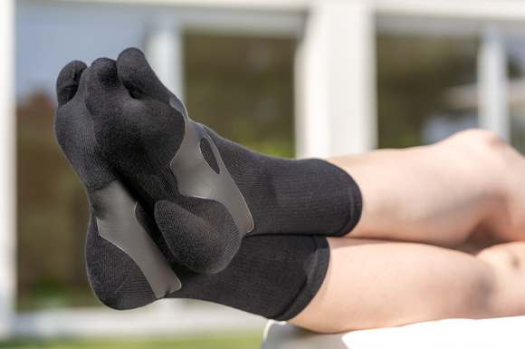 Wohltat für die Füße: Elastische Tapes, die individuell in Socken integriert werden, können Fehlstellungen sanft korrigieren.