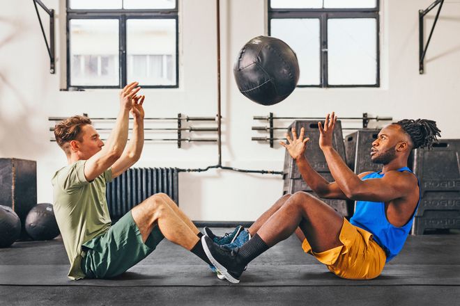 Wer regelmäßig aktiv Sport macht, schätzt sein allgemeines Wohlbefinden deutlich höher ein.