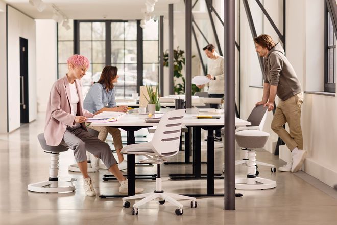 Sich intuitiv bewegen, spontan und nebenbei: Bürostühle mit entsprechender Technik fördern Gesundheit und Kreativität.
