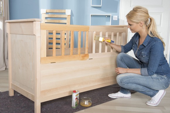 Auch beim Pflegen der Möbel und Accessoires im Kinderzimmer sollten Eltern zu Produkten auf Basis natürlicher Rohstoffe zurückgreifen.