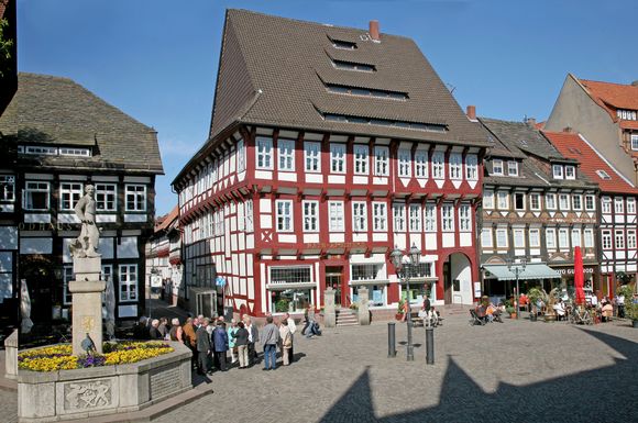 Blick auf die historische Ratsapotheke im Zentrum von Einbeck. Im Vordergrund der Till-Eulenspiegel-Brunnen.