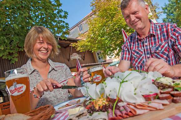 Genusstour durch Chiemgau und das Berchtesgadener Land: Es warten handwerklich gebraute Biere und heimische Schmankerl in urigen Bräustüberln oder schattigen Biergärten.