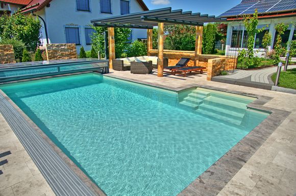 Blitzsauber und klar: Mit einem Poolroboter lässt sich das Becken ohne größere Arbeiten perfekt in Schuss halten.