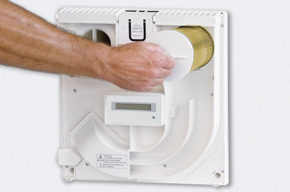 Kontrollierte Wohnungslüftungsgeräte lassen sich preiswert mit Pollenfiltern ausstatten. Zweimal jährlich sollte der Filter gewechselt werden.