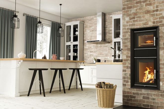 Umweltfreundlich und direkt verfügbar: In speziellen Kachelöfen lässt sich Holz zum Wärmen und Kochen nutzen.