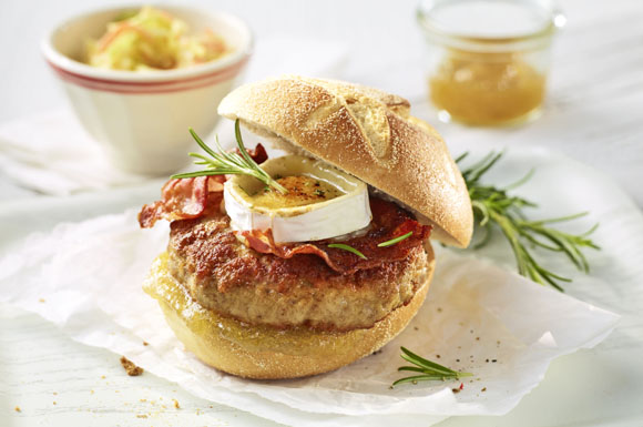 Dank der vielseitigen Möglichkeiten mit Hähnchen-, Puten- oder Entenfleisch ist der Burger eine immer wieder neue, schmackhafte Kreation - wie beispielsweise ein Puten-Burger mit Ziegenkäse.