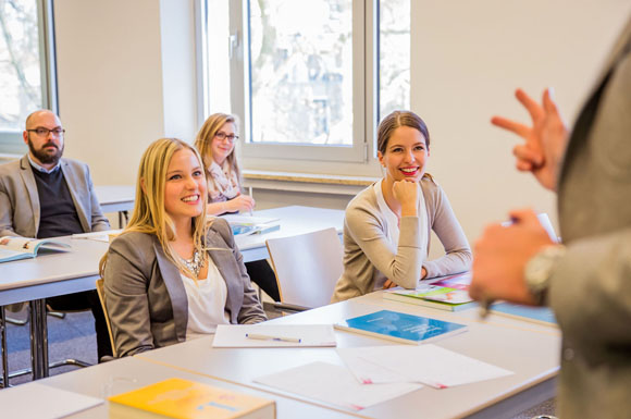 Das Besondere am Hamburger Konzept: Es verknüpft mit Hochschule, Berufsschule und Ausbildungsbetrieb gleich drei Lernorte miteinander.