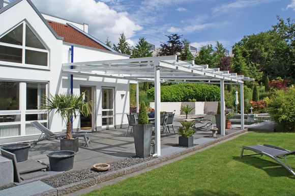 Ein festes Dach für die Terrasse: Für Sonne, Licht und Frischluft lassen sich die Glaselemente ganz nach Wunsch einzeln öffnen und schließen.