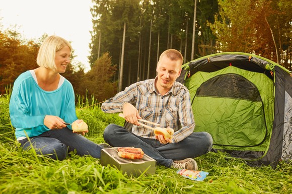 Nicht zuletzt die Nähe zur Natur macht den Reiz eines Campingurlaubs aus - mit der richtigen Ausrüstung kann man auch im Herbst dabei noch Spaß haben.